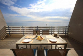 Гостиница Split on the beach, 2 floors & wide terrace  Сплит